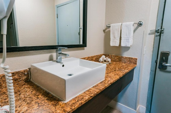 Red Roof Inn San Antonio SeaWorld/Northwest image 9